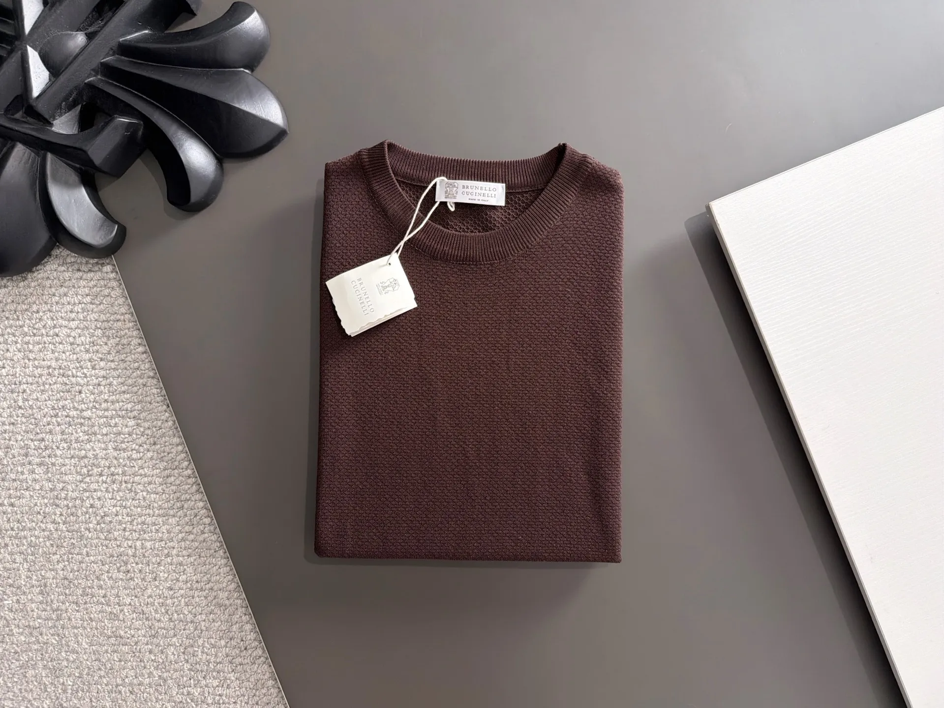 Next day shipment BC high quality-Brunello Cucineli 26ss New Arrival men's short-sleeved T-shirt. Like LP, it belongs to the same old-money style top brand. New Arrival is a top-notch brand. New Arrival Original men's casual short-sleeved. Made of combed cotton yarn knitted cotton-like fabric. Exclusive Premium custom-controlled raw materials. It feels substantial when weighed. The upper body is also more textured than ordinary T-shirts. Fashionable Versatile Hot Sale, skin-friendly and comfortable to wear, premium boutique, exquisite workmanship from Factory, great upper body, essential item for men, complete with three standards Sizes M-3XL